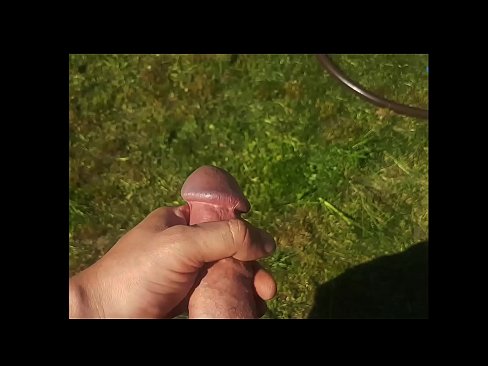 ❤️ Hete hottie laat zich in haar roze kutje neuken en spuitend klaarkomen in een zomerse tuin ❤ Harde porno at us