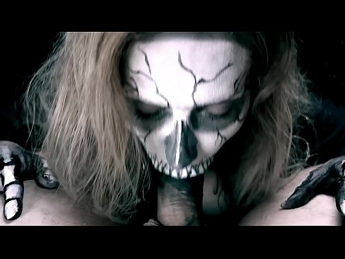 ❤️ Demon girl zuigt pik met haar zwarte mond en slikt sperma. ❤ Harde porno at us