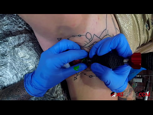 ❤️ Extreem getatoeëerde hottie Sully Savage kreeg een tatoeage op haar clitoris ❤ Harde porno at us